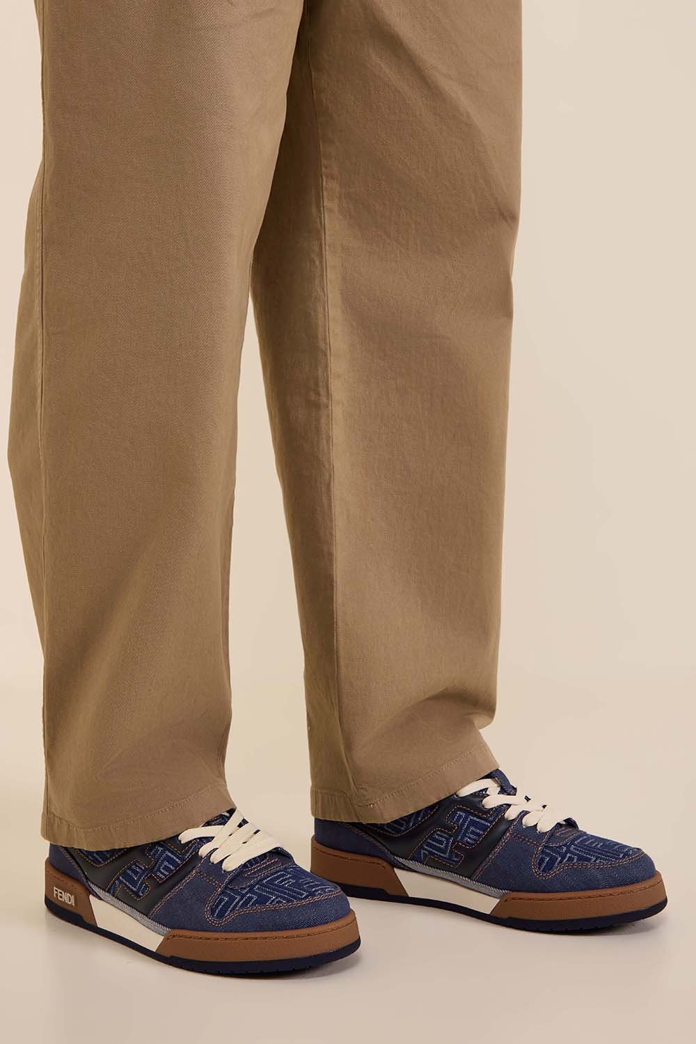 תמונת כל הלוק של נעלי סניקרס ג'ינס